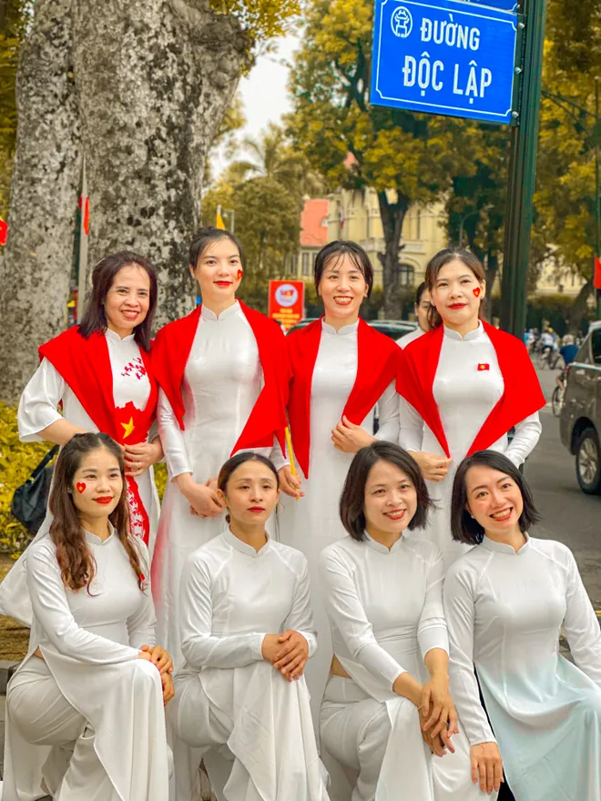 Người dân Hà Nội đổ về Quảng trường Ba Đình trong ngày tổng hợp luyện diễu binh 2/9 đầu tiên - Ảnh 3.