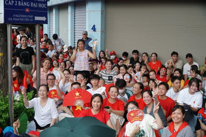 Không khí người dân chờ xem tổng hợp luyện diễu binh, diễu hành tại các tuyến phố - Ảnh 2.