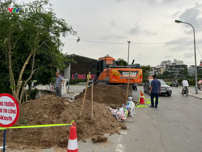 Công nhân rầm rộ cải tạo Hồ Sen, chuẩn bị “hồi sinh” dòng chảy về Hồ Tây - Ảnh 5.
