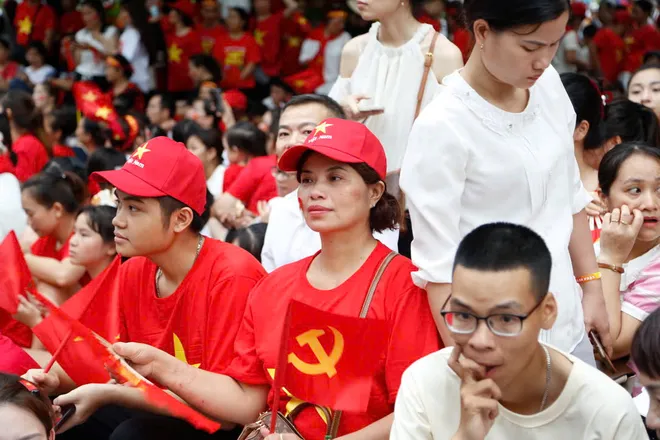 Biển người chờ xem diễu binh hát "Như có Bác Hồ trong ngày vui đại thắng" - Ảnh 4.