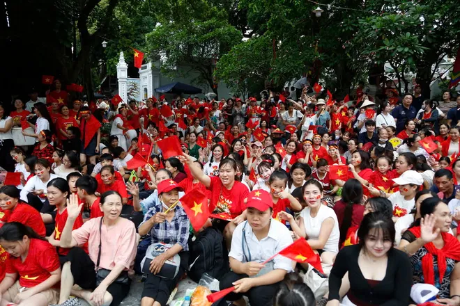 Biển người chờ xem diễu binh hát "Như có Bác Hồ trong ngày vui đại thắng" - Ảnh 5.