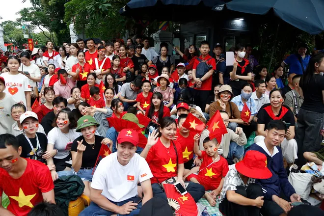 Hàng nghìn người dân đội mưa chờ xem tổng hợp luyện lần 2 - Ảnh 19.