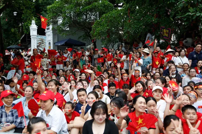 Biển người chờ xem diễu binh hát "Như có Bác Hồ trong ngày vui đại thắng" - Ảnh 3.