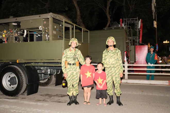 Người dân choáng ngợp, tự hào khi chiêm ngưỡng khí tài quân sự trên đường phố Hà Nội - Ảnh 17.