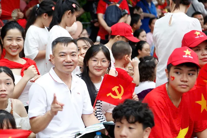 Biển người chờ xem diễu binh hát "Như có Bác Hồ trong ngày vui đại thắng" - Ảnh 1.