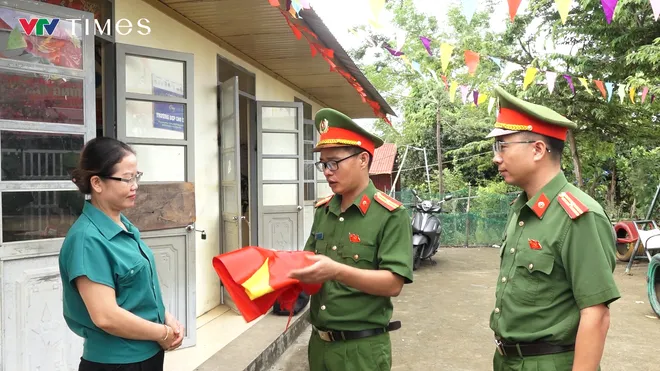 Thiếu tá Công an và những lá cờ thắp sáng biên cương - Ảnh 8.