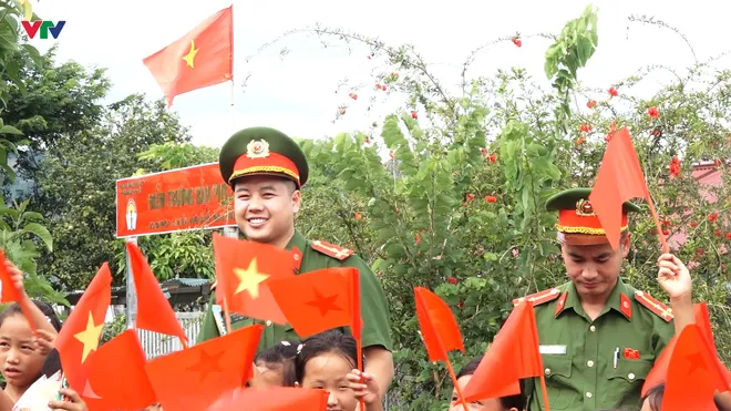 Thiếu tá Công an và những lá cờ thắp sáng biên cương - Ảnh 1.