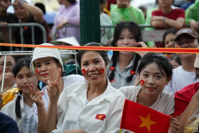 Hàng nghìn người dân đội mưa chờ xem tổng hợp luyện lần 2 - Ảnh 6.