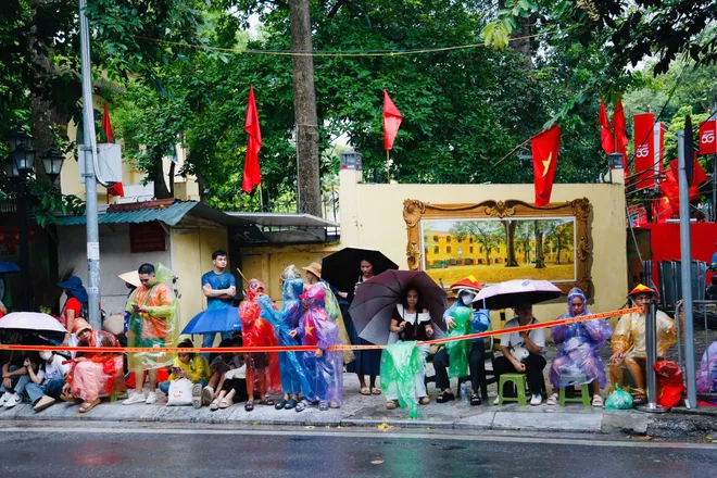 Hàng nghìn người dân đội mưa chờ xem tổng hợp luyện lần 2 - Ảnh 7.