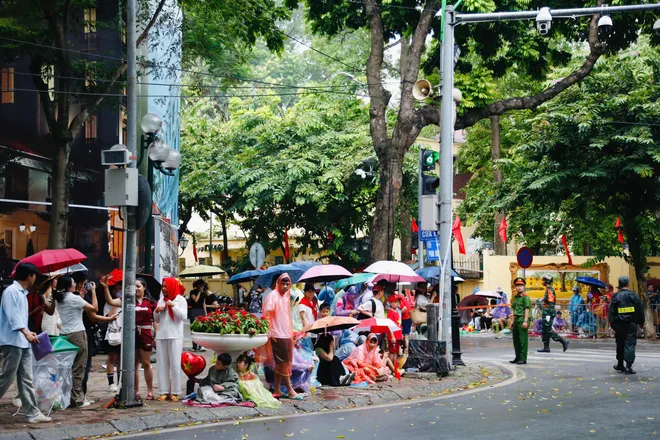 Hàng nghìn người dân đội mưa chờ xem tổng hợp luyện lần 2 - Ảnh 10.