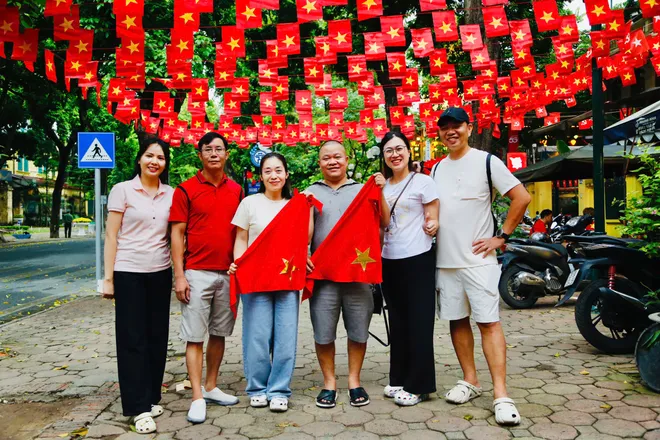 Hàng nghìn người dân đội mưa chờ xem tổng hợp luyện lần 2 - Ảnh 12.
