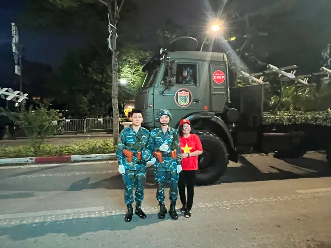 Người dân choáng ngợp, tự hào khi chiêm ngưỡng khí tài quân sự trên đường phố Hà Nội - Ảnh 14.