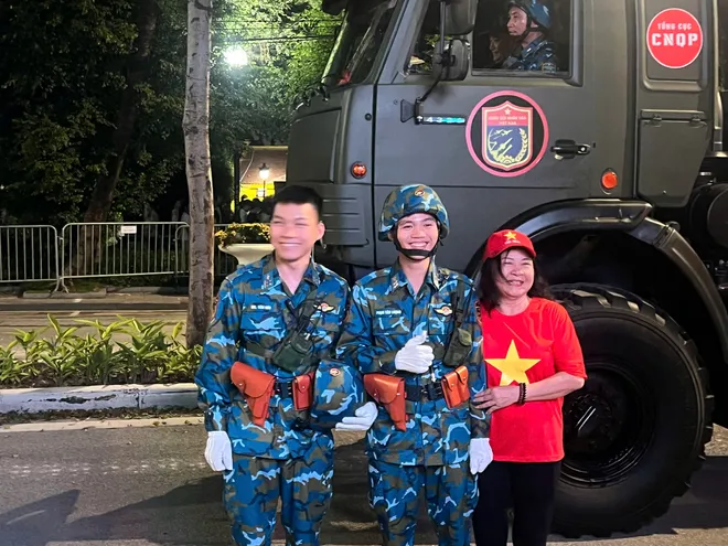 Người dân choáng ngợp, tự hào khi chiêm ngưỡng khí tài quân sự trên đường phố Hà Nội - Ảnh 9.
