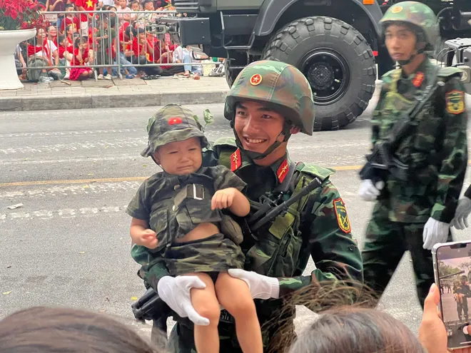 Người dân choáng ngợp, tự hào khi chiêm ngưỡng khí tài quân sự trên đường phố Hà Nội - Ảnh 13.