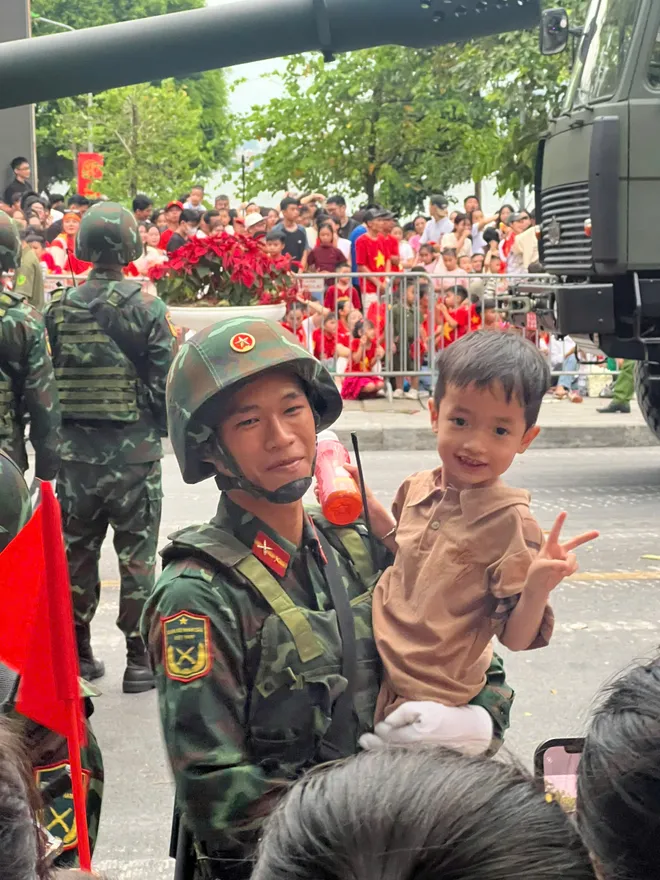 Người dân choáng ngợp, tự hào khi chiêm ngưỡng khí tài quân sự trên đường phố Hà Nội - Ảnh 11.