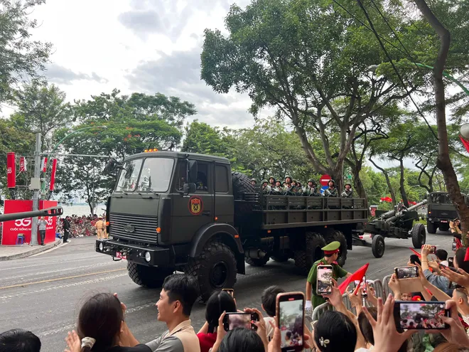 Người dân choáng ngợp, tự hào khi chiêm ngưỡng khí tài quân sự trên đường phố Hà Nội - Ảnh 4.