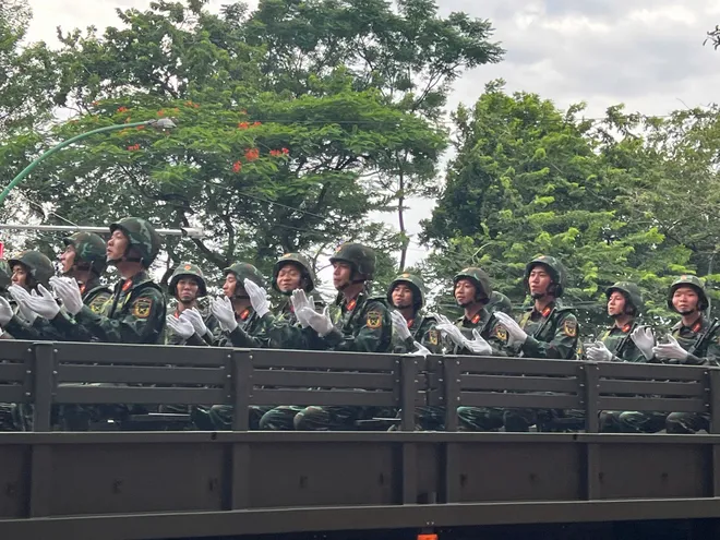 Người dân choáng ngợp, tự hào khi chiêm ngưỡng khí tài quân sự trên đường phố Hà Nội - Ảnh 5.