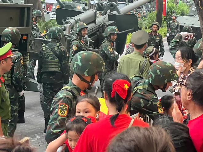 Người dân choáng ngợp, tự hào khi chiêm ngưỡng khí tài quân sự trên đường phố Hà Nội - Ảnh 12.