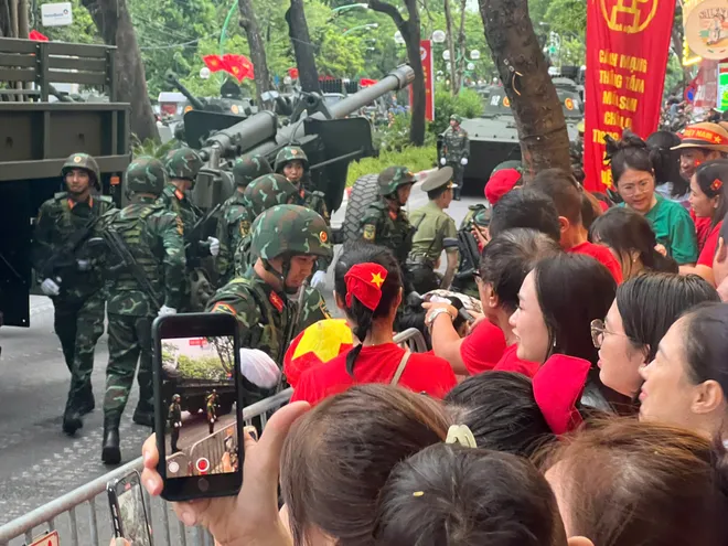 Người dân choáng ngợp, tự hào khi chiêm ngưỡng khí tài quân sự trên đường phố Hà Nội - Ảnh 15.