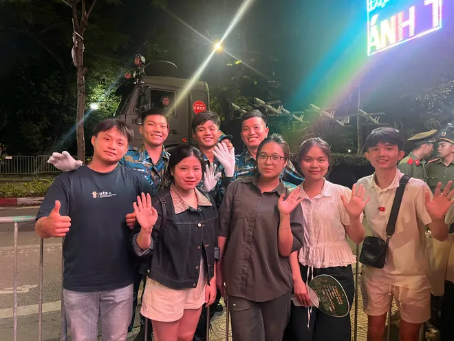 Người dân choáng ngợp, tự hào khi chiêm ngưỡng khí tài quân sự trên đường phố Hà Nội - Ảnh 10.