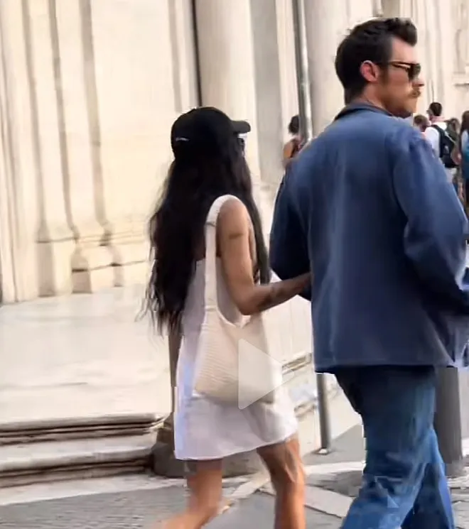 Rộ tin Harry Styles hẹn h&ograve; với Zoe Kravitz khi tay trong tay tham gia sự kiện - Ảnh 1.