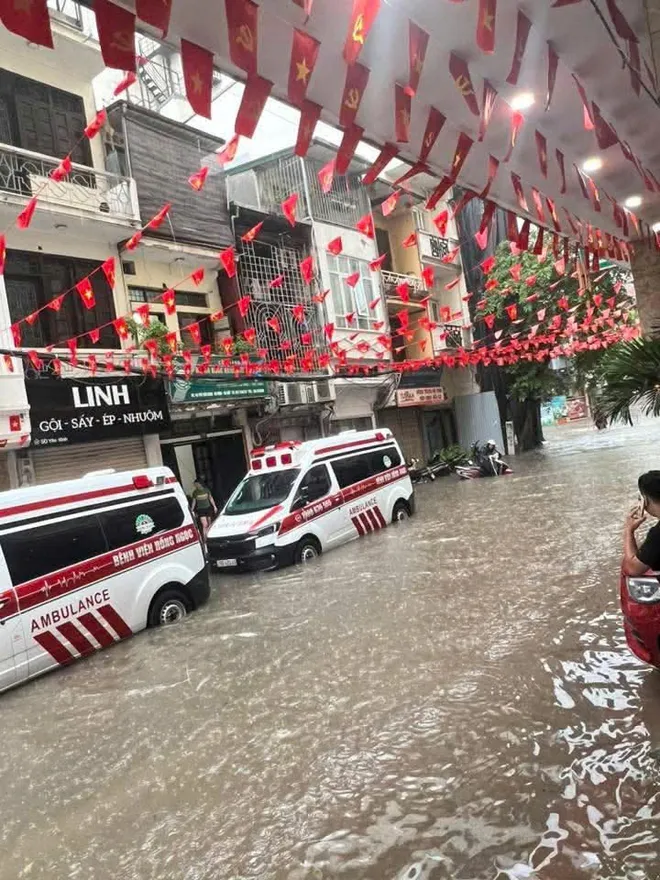 Nguyên nhân nào khiến Hà Nội cứ mưa là… ngập? - Ảnh 2.