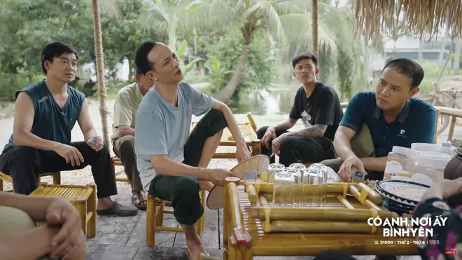 C&oacute; anh, nơi ấy b&igrave;nh y&ecirc;n - Tập 17: Chủ tịch Thứ bị người d&acirc;n mỉa mai, Xu&acirc;n bị nh&acirc;n vi&ecirc;n trại lợn b&aacute;n đứng - Ảnh 1.