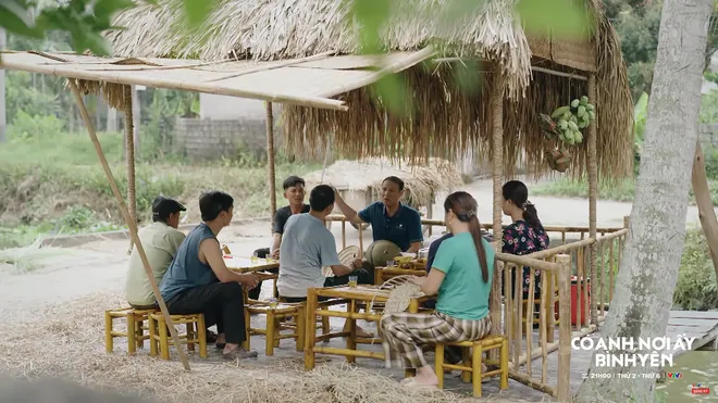 C&oacute; anh, nơi ấy b&igrave;nh y&ecirc;n - Tập 17: Chủ tịch Thứ bị người d&acirc;n mỉa mai, Xu&acirc;n bị nh&acirc;n vi&ecirc;n trại lợn b&aacute;n đứng - Ảnh 2.