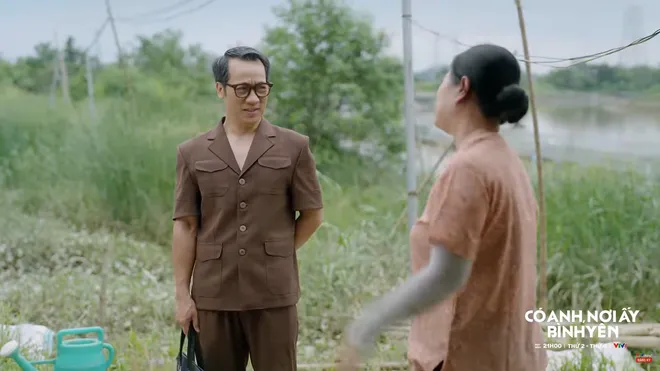 C&oacute; anh, nơi ấy b&igrave;nh y&ecirc;n - Tập 17: Chủ tịch Thứ bị người d&acirc;n mỉa mai, Xu&acirc;n bị nh&acirc;n vi&ecirc;n trại lợn b&aacute;n đứng - Ảnh 5.