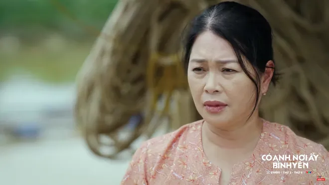 C&oacute; anh, nơi ấy b&igrave;nh y&ecirc;n - Tập 17: Chủ tịch Thứ bị người d&acirc;n mỉa mai, Xu&acirc;n bị nh&acirc;n vi&ecirc;n trại lợn b&aacute;n đứng - Ảnh 6.