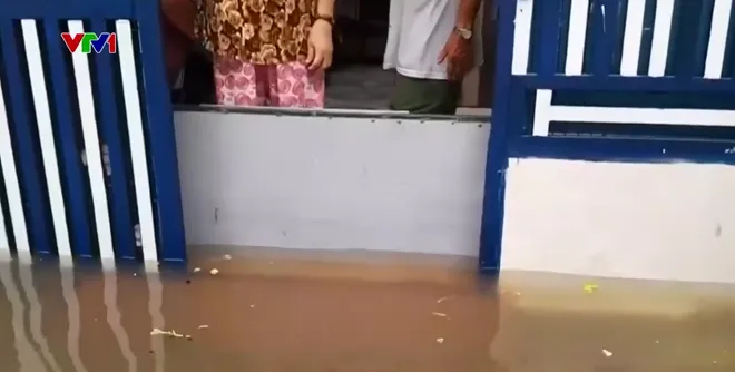 Nhiều khu dân cư tại Hà Nội ngập sâu  - Ảnh 2.