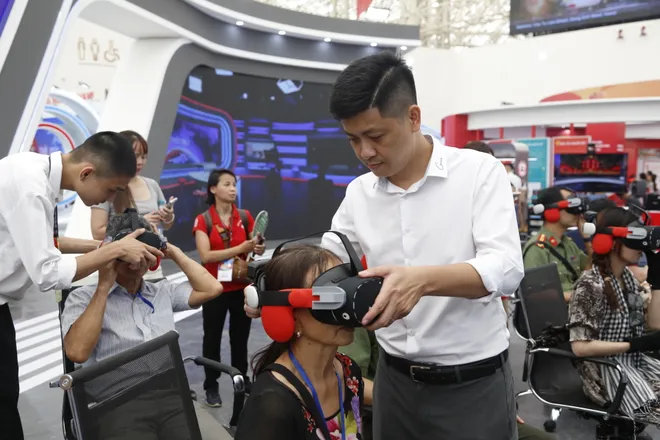 Gian trưng bày VTV tạo sức hút ngày khai mạc Triển lãm Thành tựu đất nước - Ảnh 10.
