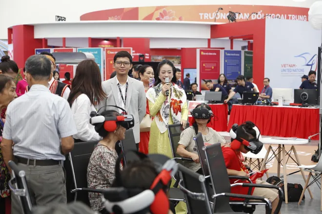 Gian trưng bày VTV tạo sức hút ngày khai mạc Triển lãm Thành tựu đất nước - Ảnh 9.