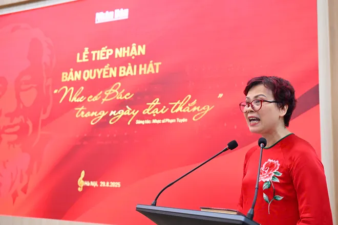 Nhạc sĩ Phạm Tuyên trao tặng bài hát 