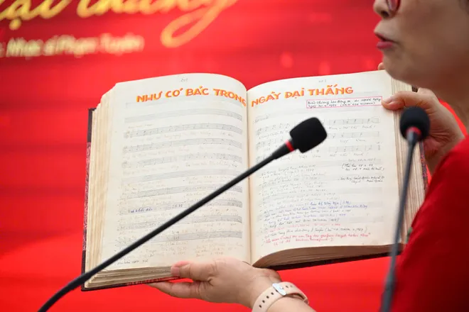 Nhạc sĩ Phạm Tuyên trao tặng bài hát 