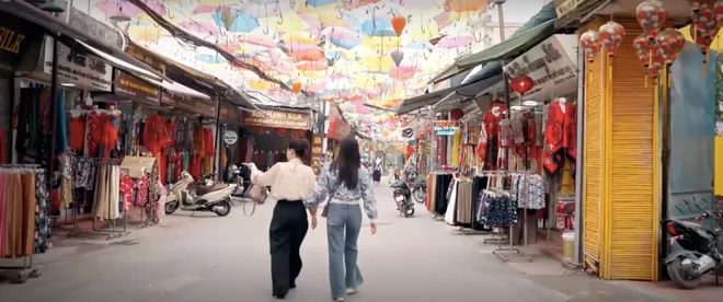 Cầu vồng ở ph&iacute;a ch&acirc;n trời - Tập 26: Tuấn c&ocirc;ng khai tỏ t&igrave;nh với Oanh nơi c&ocirc;ng cộng - Ảnh 1.