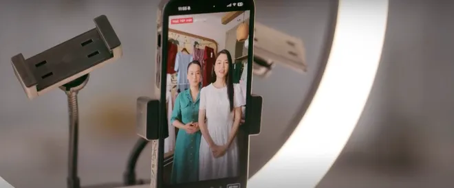 Cầu vồng ở ph&iacute;a ch&acirc;n trời - Tập 26: Tuấn c&ocirc;ng khai tỏ t&igrave;nh với Oanh nơi c&ocirc;ng cộng - Ảnh 8.