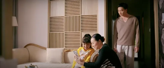 Cầu vồng ở ph&iacute;a ch&acirc;n trời - Tập 26: Tuấn c&ocirc;ng khai tỏ t&igrave;nh với Oanh nơi c&ocirc;ng cộng - Ảnh 13.