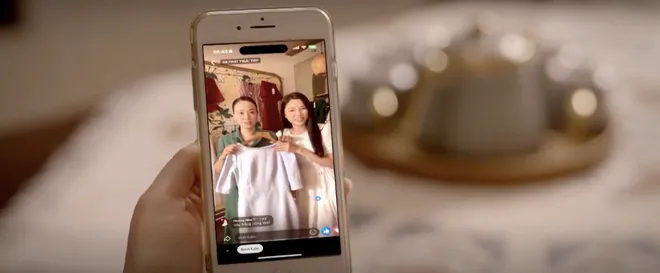 Cầu vồng ở ph&iacute;a ch&acirc;n trời - Tập 26: Tuấn c&ocirc;ng khai tỏ t&igrave;nh với Oanh nơi c&ocirc;ng cộng - Ảnh 14.