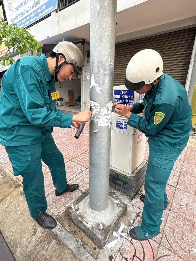 TP Hồ Chí Minh đồng loạt ra quân bóc dỡ quảng cáo sai quy định - Ảnh 2.