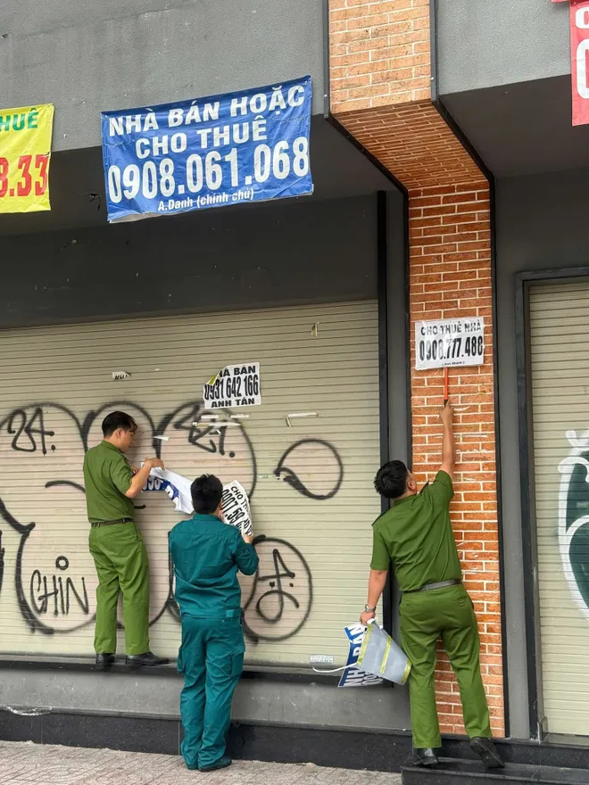 TP Hồ Chí Minh đồng loạt ra quân bóc dỡ quảng cáo sai quy định - Ảnh 1.