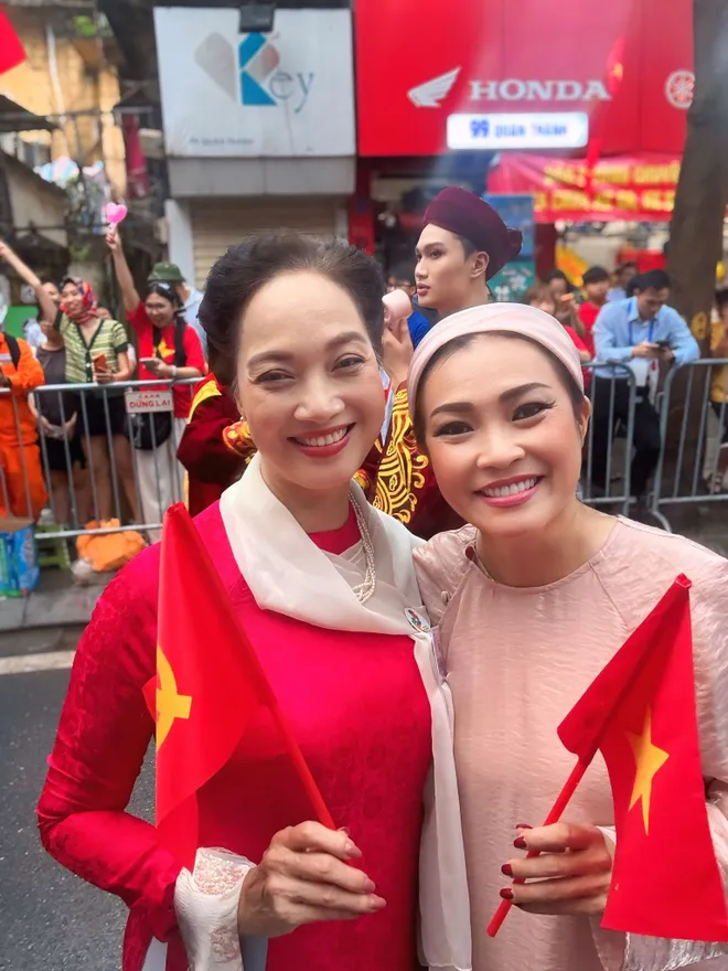 Các nghệ sĩ tưng bừng chia sẻ hình ảnh tại buổi Tổng duyệt Lễ kỷ niệm, diễu binh, diễu hành A80 - Ảnh 10.