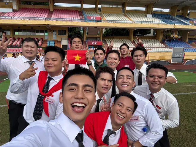 Các nghệ sĩ tưng bừng chia sẻ hình ảnh tại buổi Tổng duyệt Lễ kỷ niệm, diễu binh, diễu hành A80 - Ảnh 4.