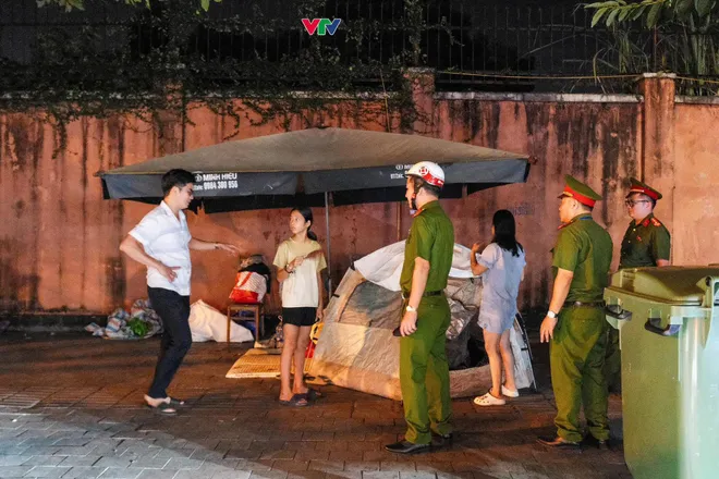 Người dân xếp hàng từ đêm, chờ 30 tiếng dự lễ kỷ niệm Quốc khánh - Ảnh 7.
