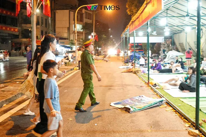 Người dân xếp hàng từ đêm, chờ 30 tiếng dự lễ kỷ niệm Quốc khánh - Ảnh 10.