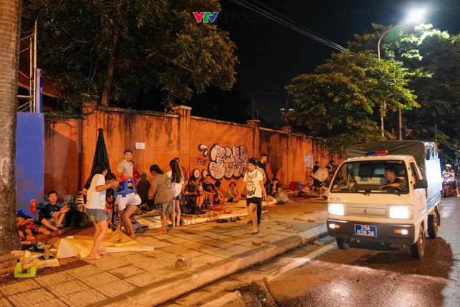 Người dân xếp hàng từ đêm, chờ 30 tiếng dự lễ kỷ niệm Quốc khánh - Ảnh 11.