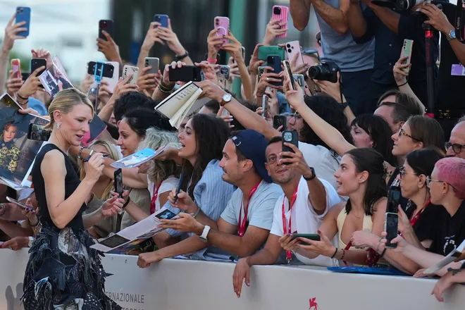 Phim mới của Cate Blanchett nhận tràng pháo tay dài 5 phút tại LHP quốc tế Venice - Ảnh 3. Phim mới của Cate Blanchett nhận tràng pháo tay dài 5 phút tại LHP quốc tế Venice - Ảnh 3.
