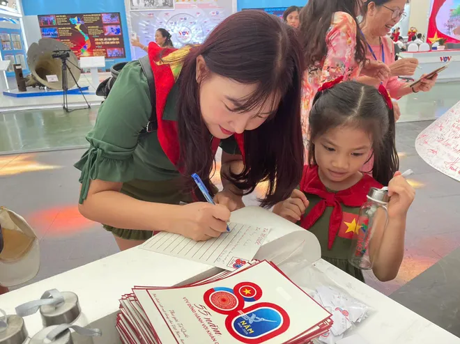 Lan tỏa tình yêu Tổ quốc qua từng dòng thư tại gian trưng bày của VTV - Ảnh 3.