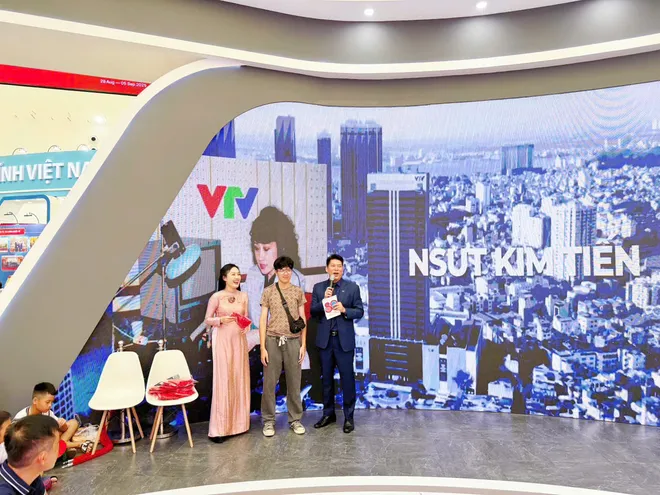 BTV Hoài Anh - Thái Tuấn khuấy động không khí gian trưng bày VTV tại Triển lãm Thành tựu đất nước- Ảnh 3.