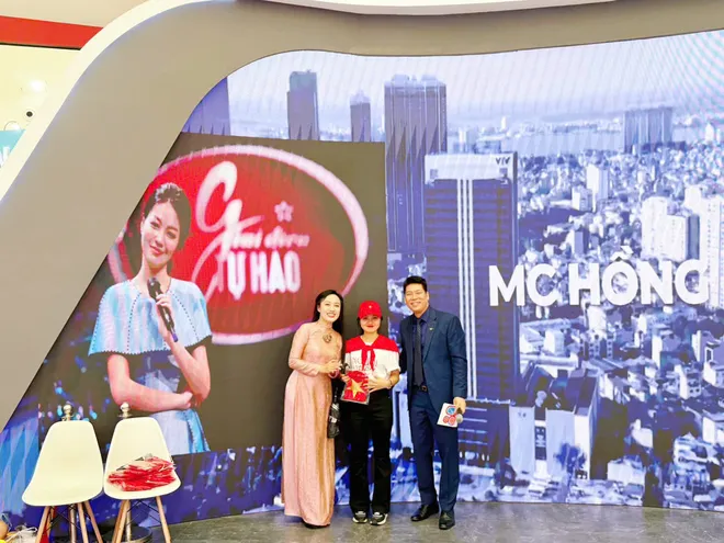 BTV Hoài Anh - Thái Tuấn khuấy động không khí gian trưng bày VTV tại Triển lãm Thành tựu đất nước- Ảnh 6.